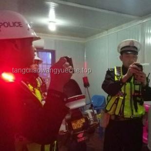 司机遇查酒驾奇葩行为：当场喝下1瓶白酒，后果知多少？